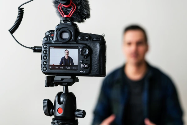 Blogger grabando un vídeo en Estudio Audiovisual Sevilla