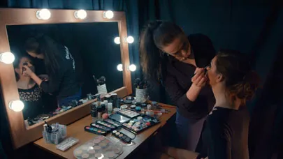 maquillaje y vestuario